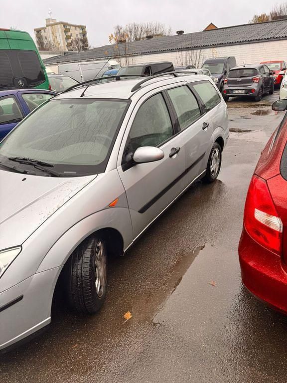 Usado Ford Focus Ghia 101 CV (74 kW) 2002 Gris Berlina