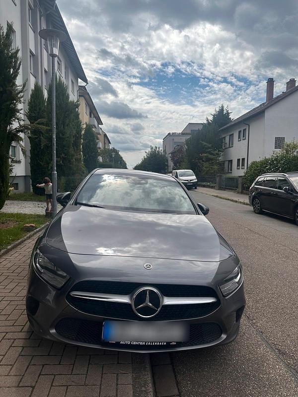 Grau Gebraucht 2021 Mercedes A200 Limousine | 19.700 € (Guter Preis) - Bild 1/4