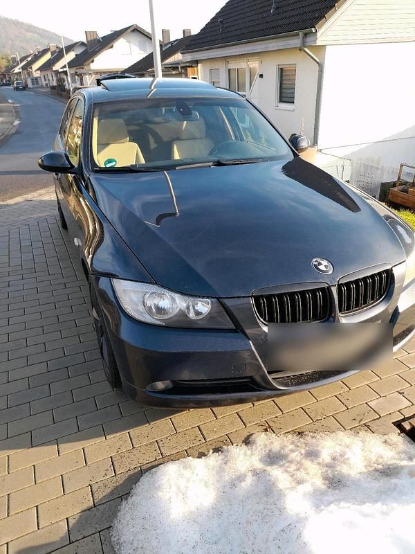 Blau Gebraucht 2006 BMW 320 Limousine | 3.999 € (Fairer Preis) - Bild 1/4