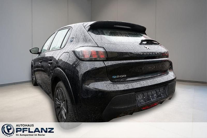 Gebraucht Peugeot e-208 Active 100 kW (136 PS) 2022 Schwarz Kleinwagen