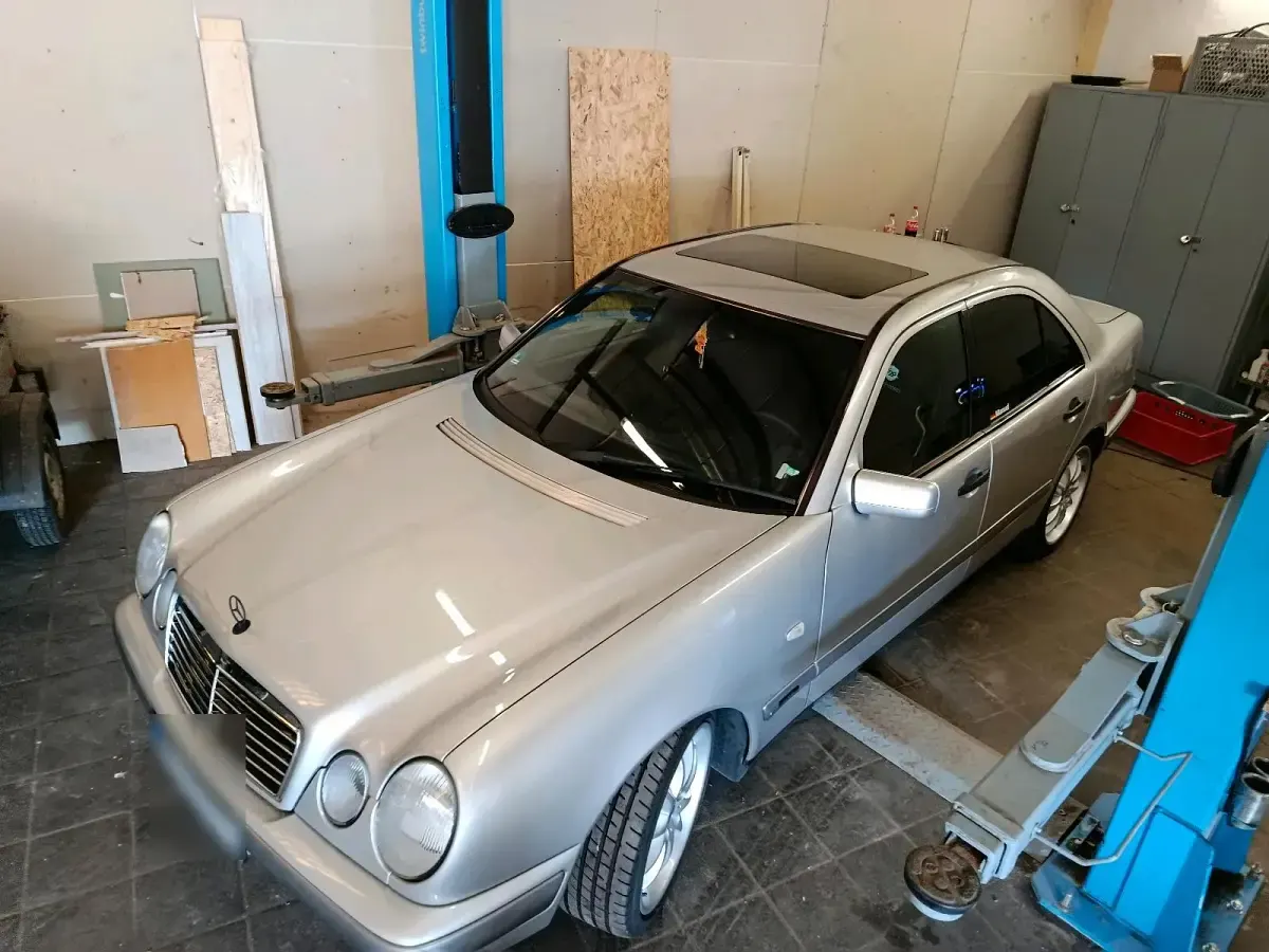 Gebraucht Mercedes E200 136 PS (100 kW) 1996 Silber Limousine