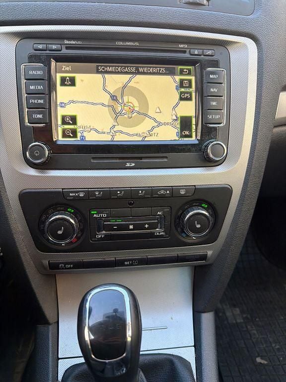 Gebraucht Skoda Octavia Elegance 140 PS (102 kW) 2013 Silber Kombi