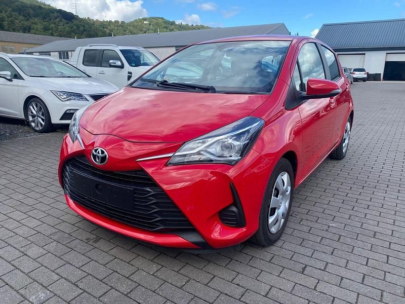 Rot Gebraucht 2019 Toyota Yaris Comfort Kleinwagen | 8.400 € (Superpreis) - Bild 1/4