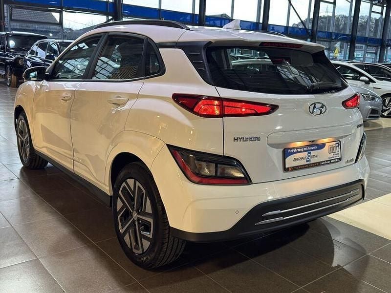 Gebraucht Hyundai Kona Select 100 kW (136 PS) 2022 Weiß SUV