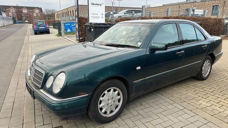 Gebraucht Mercedes E230 Elegance 150 PS (110 kW) 1997 Grün Limousine