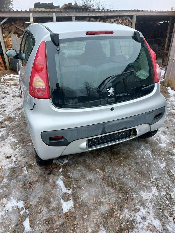 Gebraucht Peugeot 107 68 PS (50 kW) 2005 Silber Kleinwagen