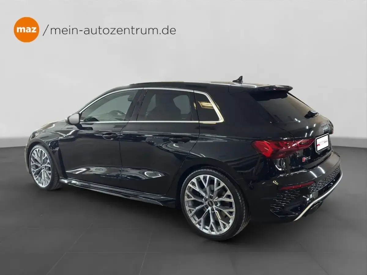 Gebraucht Audi RS3 Sportback Ambiente 400 PS (294 kW) 2022 Mythosschwarz metallic Kleinwagen