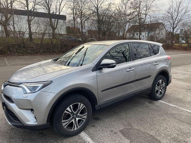 Silber Gebraucht 2018 Toyota RAV4 Hybrid Team SUV | 20.950 € (Fairer Preis) - Bild 1/4