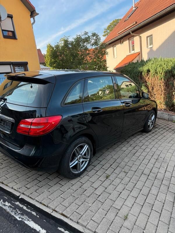 Schwarz Gebraucht 2012 Mercedes B180 Van / Kleinbus | 6.666 € (Fairer Preis) - Bild 1/4