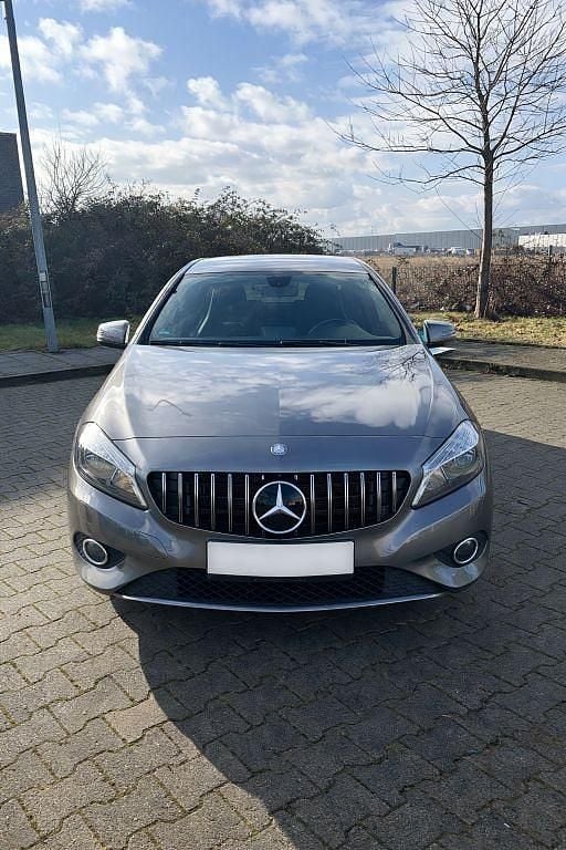 Gebraucht Mercedes A180 122 PS (89 kW) 2014 Grau Limousine