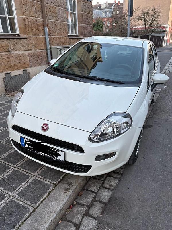 Weiß Gebraucht 2016 Fiat Punto Kleinwagen | 3.350 € (Guter Preis) - Bild 1/4