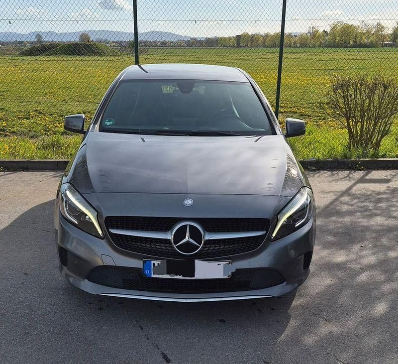 Gebraucht Mercedes A180 122 PS (89 kW) 2016 Silber Limousine