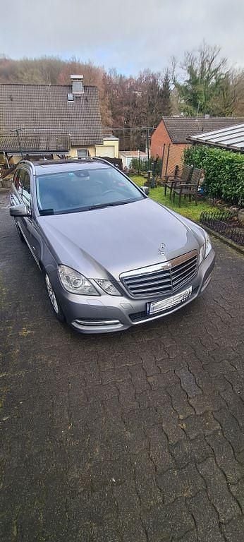 Silber Gebraucht 2011 Mercedes E350 Avantgarde Limousine | 13.000 € (Fairer Preis) - Bild 1/4