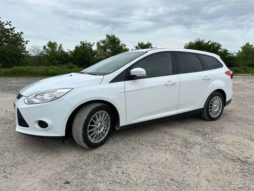 Używany Ford Focus 86 KM (63 kW) 2013 Biały Sedan/Limuzyna