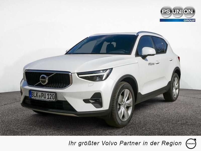 Weiss / crystal weiss Gebraucht 2023 Volvo XC40 Core SUV | 33.690 € (Etwas zu teuer) - Bild 1/4