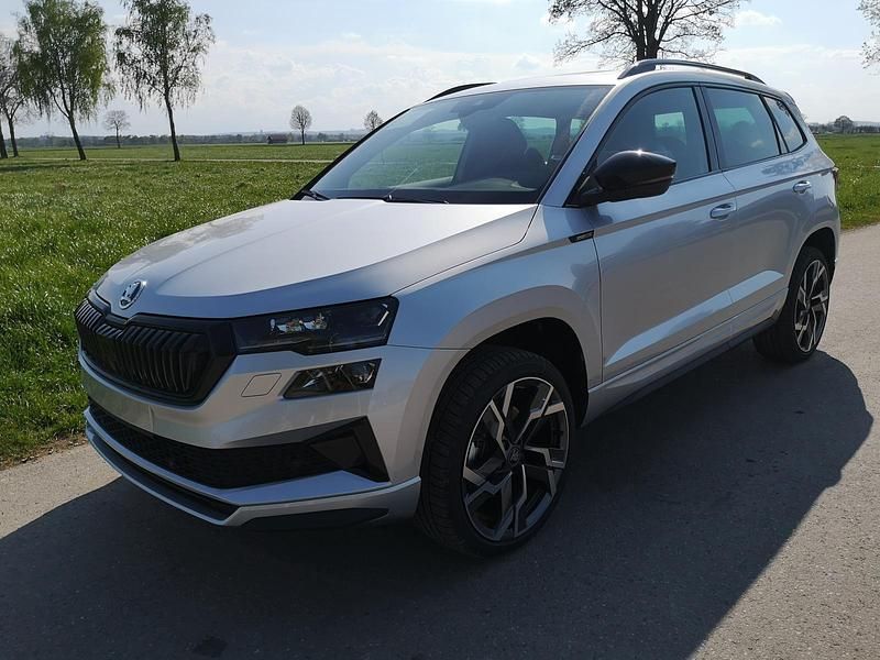 Neu Skoda Karoq SportLine 150 PS (110 kW) 2025 Reflexsilber metallic SUV