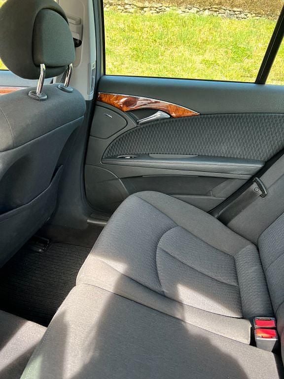 Gebraucht Mercedes E240 177 PS (130 kW) 2024 Blau Limousine