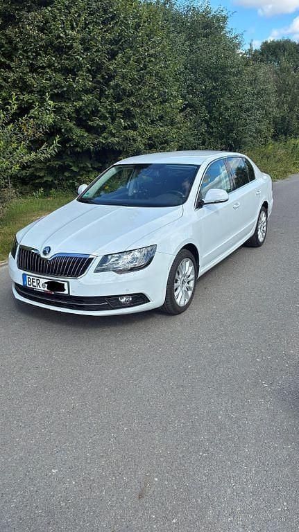 Weiß Gebraucht 2014 Skoda Superb Limousine | 12.800 € (Fairer Preis) - Bild 1/4