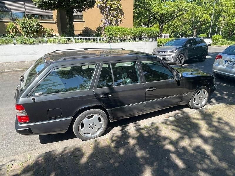 Second-hand Mercedes E280 193 CP (141 kW) 1995 Negru Berlinǎ