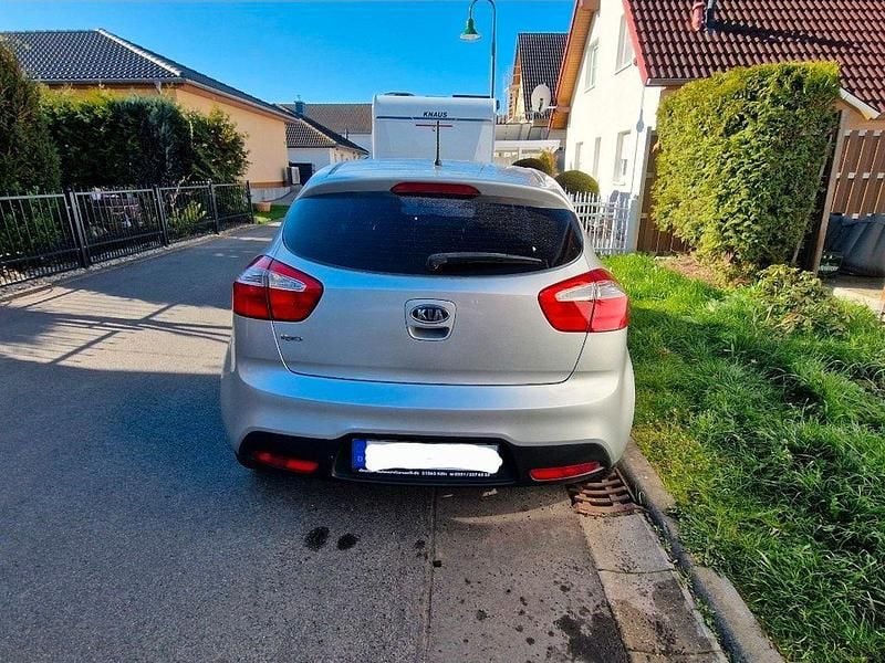 Gebraucht Kia Rio Edition 7 109 PS (80 kW) 2012 Silber Limousine