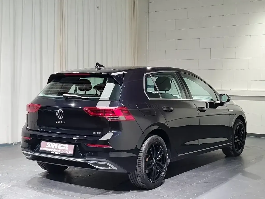 Gebraucht VW Golf VIII Style 131 PS (96 kW) 2023 Schwarz, deep black perleffekt Limousine