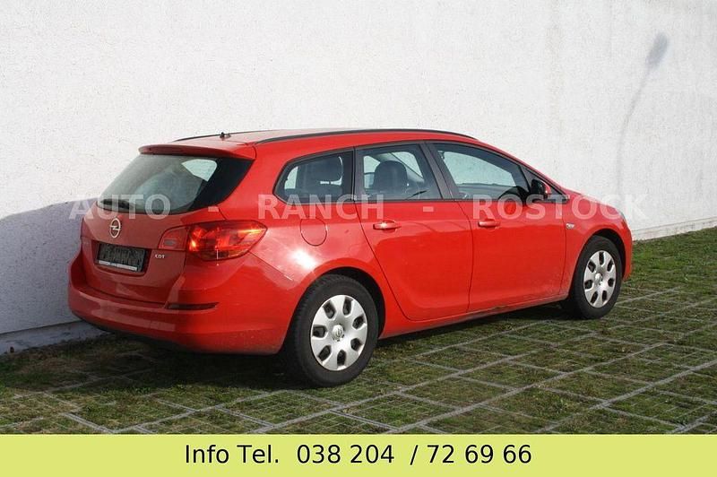 Gebraucht Opel Astra Edition 110 PS (80 kW) 2012 Rot Kombi