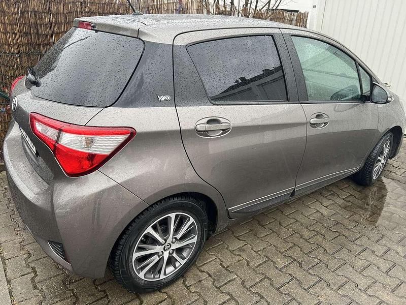 Gebraucht Toyota Yaris Club 111 PS (81 kW) 2019 Grau Limousine