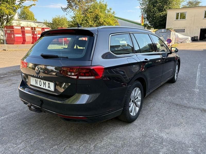 Silber Gebraucht 2021 VW Passat Comfortline Limousine | 13.090 € (Superpreis) - Bild 1/4