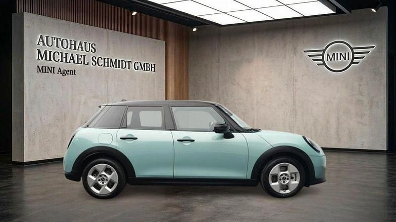 Second-hand Mini Cooper 114 kW (156 CP) 2025 Verde Hatchback
