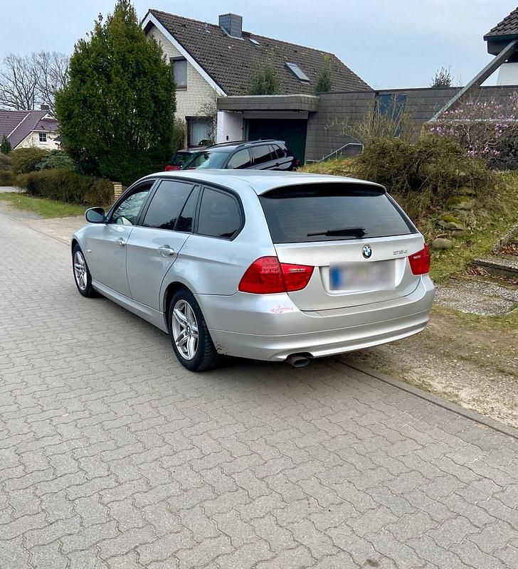 Gebraucht BMW 318 143 PS (105 kW) 2010 Silber Kombi