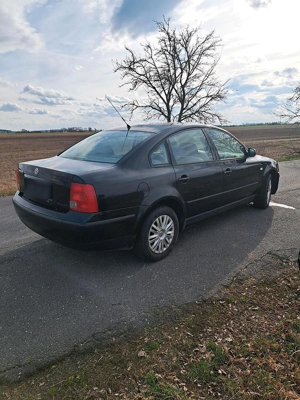 Gebraucht VW Passat 105 PS (77 kW) 2001 Schwarz Limousine