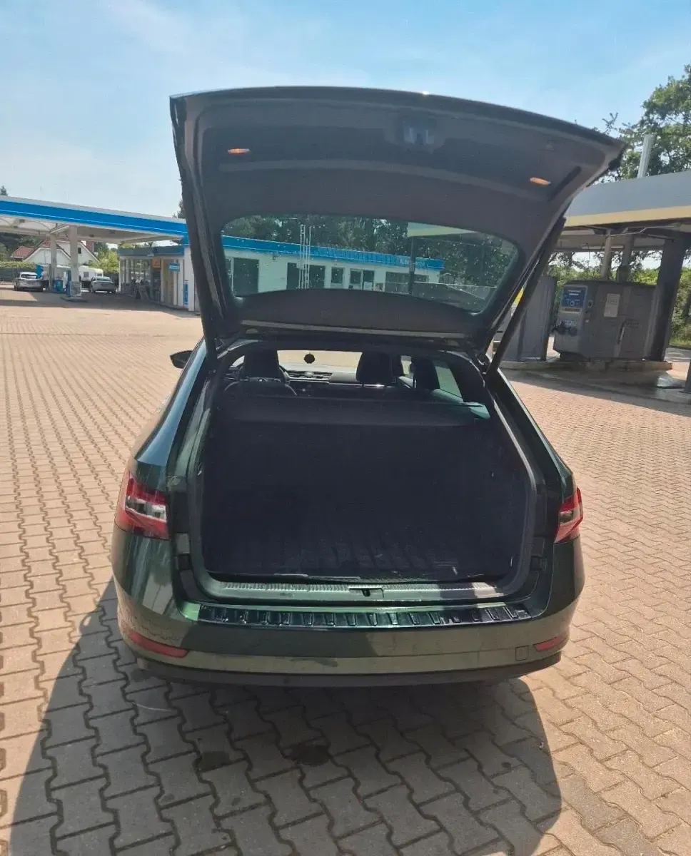 Gebraucht Skoda Superb LAURIN & KLEMENT 190 PS (139 kW) 2019 Grün Kombi