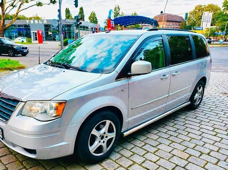 Silber Gebraucht 2010 Chrysler Town & Country Van / Kleinbus | 8.500 € - Bild 1/4