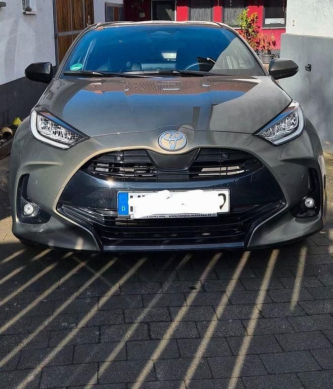 Gebraucht Toyota Yaris Hybrid Style 131 PS (96 kW) 2024 Braun Limousine
