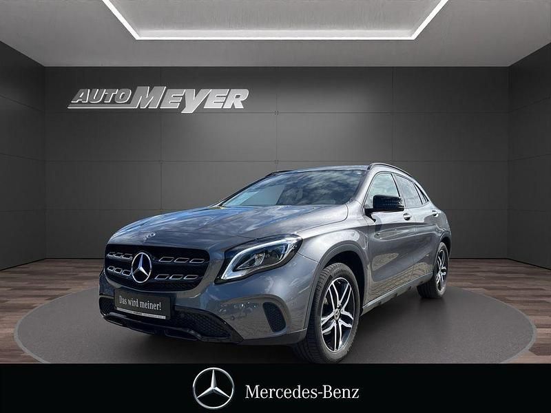 Grau Gebraucht 2018 Mercedes GLA200 Urban SUV | 24.390 € (Etwas zu teuer) - Bild 1/4