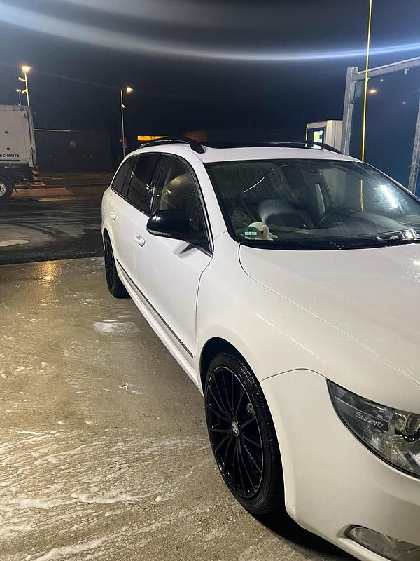 Gebraucht Skoda Superb 260 PS (191 kW) 2010 Weiß Kombi