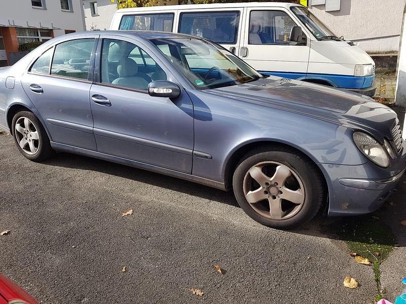 Gebraucht Mercedes E240 Elegance 177 PS (130 kW) 2003 Blau Limousine