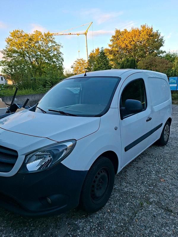 Weiß Gebraucht 2018 Mercedes 190 Limousine | 7.300 € - Bild 1/4