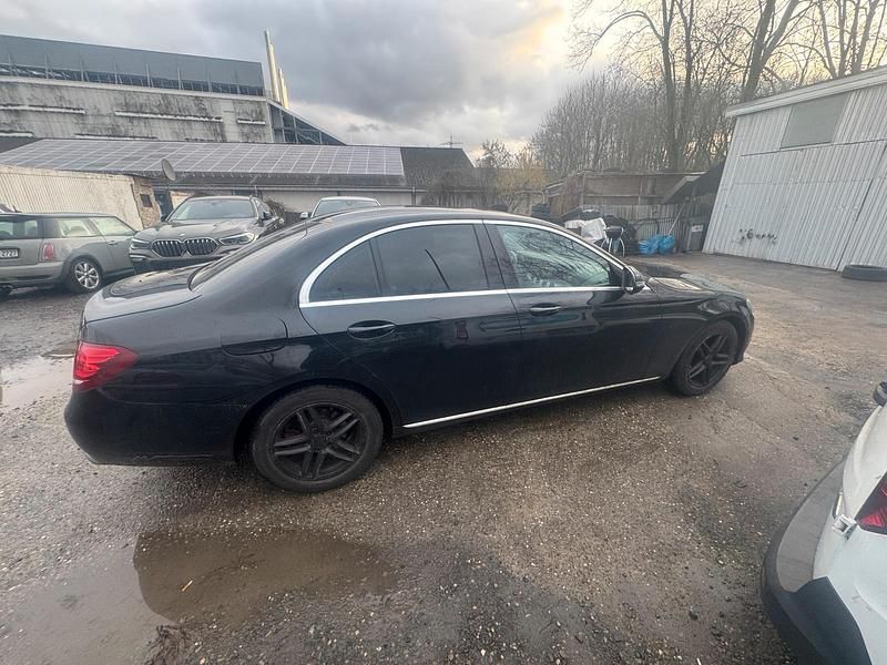 Gebraucht Mercedes E200 184 PS (135 kW) 2016 Schwarz Limousine