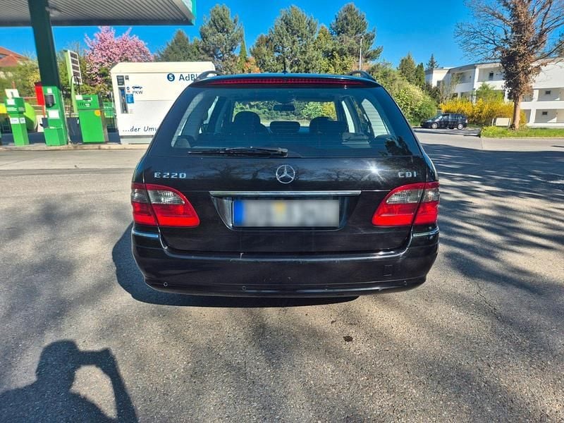 Używany Mercedes E220 Elegance 170 KM (125 kW) 2008 Czarny Kombi