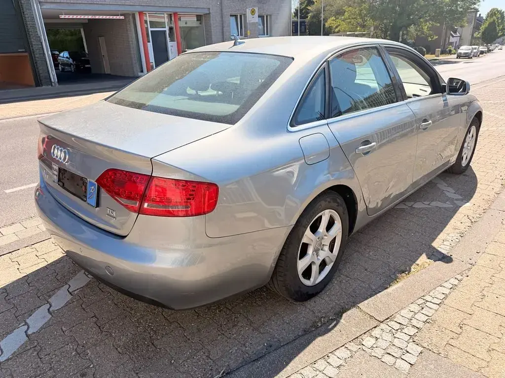 Gebraucht Audi A4 Attraction 143 PS (105 kW) 2010 Grau Limousine