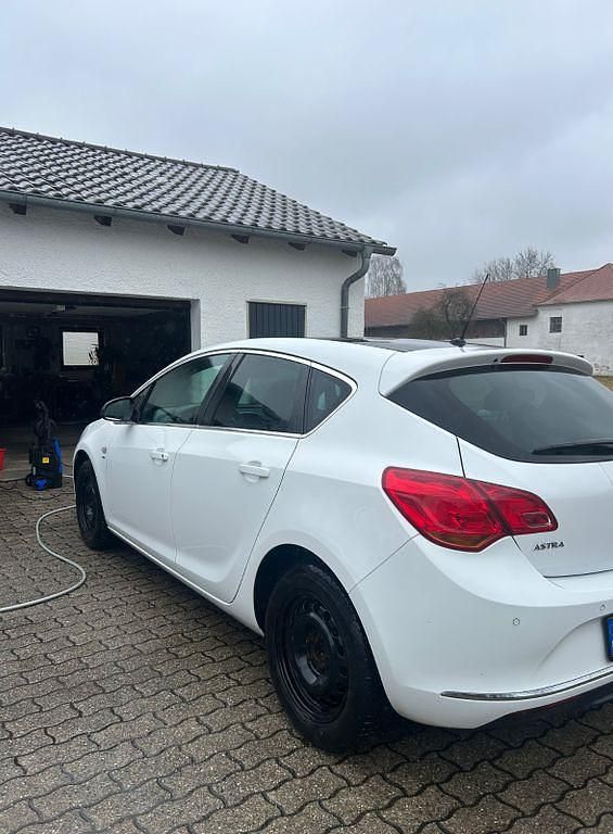 Gebraucht Opel Astra Energy 140 PS (102 kW) 2014 Weiß Limousine