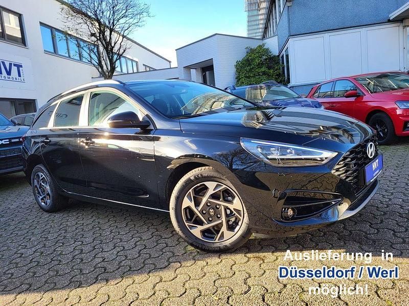 Abyss black metallic Neu 2025 Hyundai i30 Kombi | 23.490 € (Superpreis) - Bild 1/3