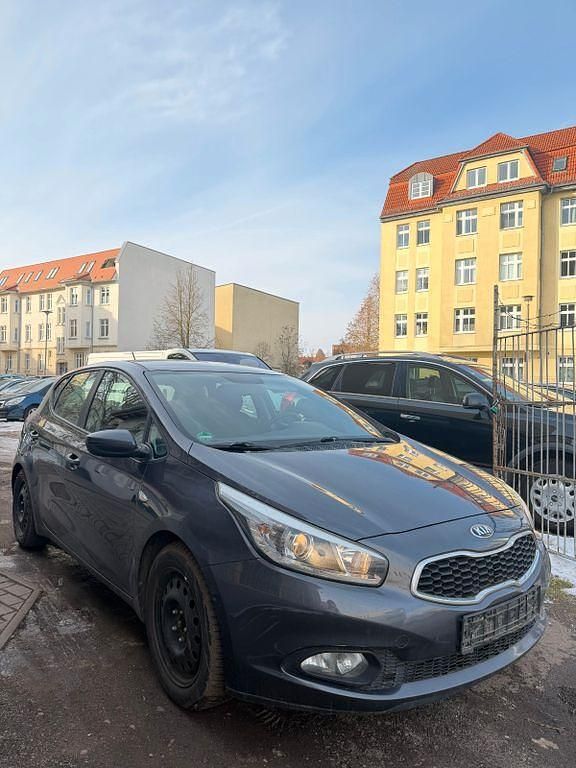 Gebraucht Kia Ceed 135 PS (99 kW) 2015 Grün Kleinwagen