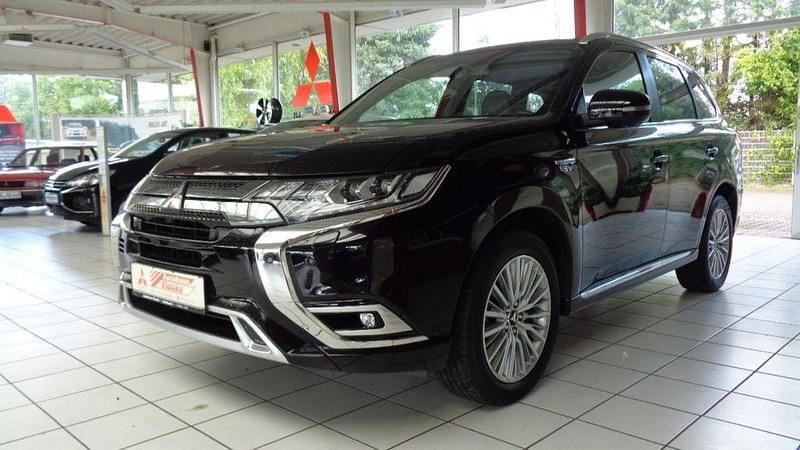 Schwarz Gebraucht 2020 Mitsubishi Outlander P-HEV Plus SUV | 23.700 € (Fairer Preis) - Bild 1/4