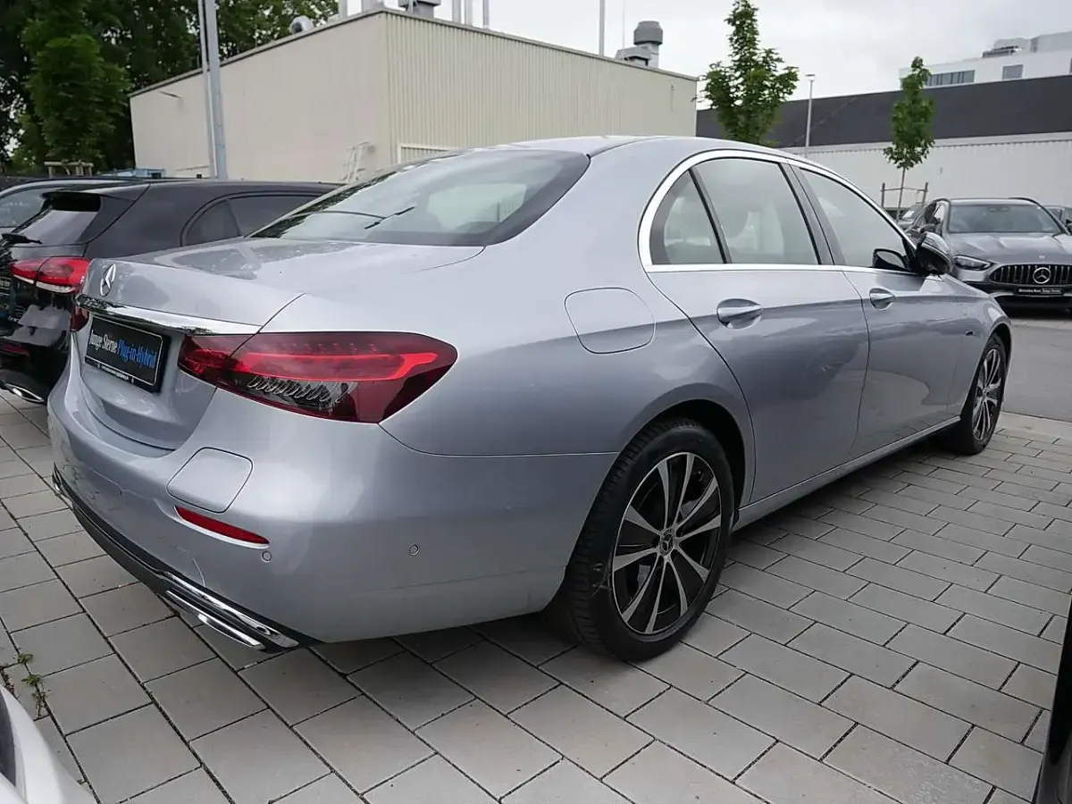Gebraucht Mercedes E300 Avantgarde 320 PS (235 kW) 2021 Metalliclack hightechsilber Limousine