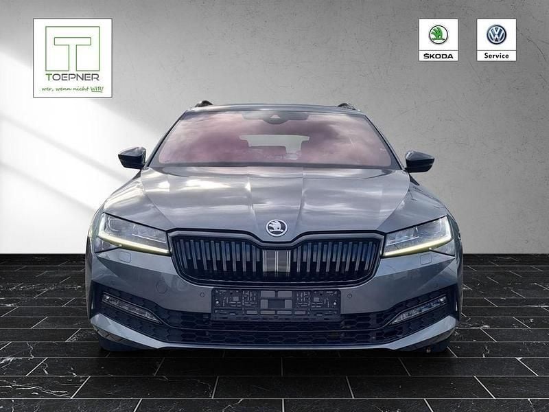 Grau Gebraucht 2023 Skoda Superb SportLine Kombi | 38.900 € (Superpreis) - Bild 1/4
