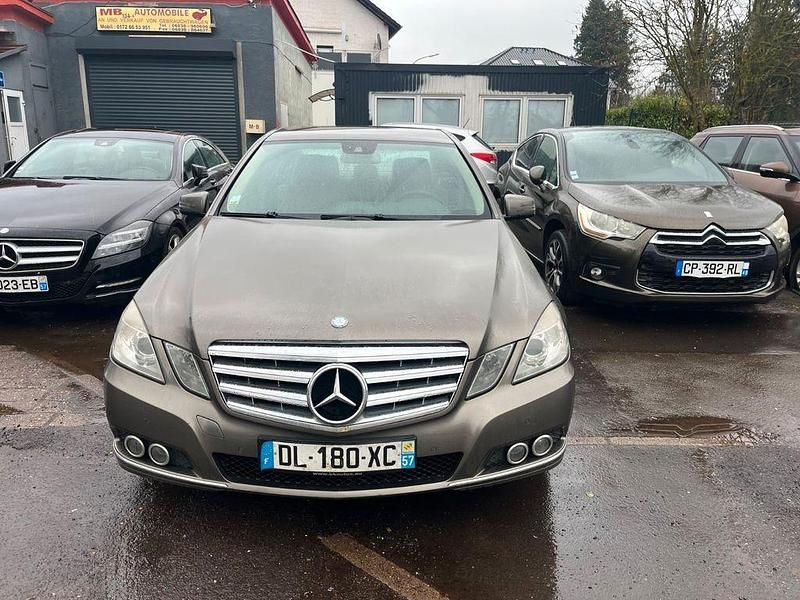 Gebraucht Mercedes E220 Elegance 170 PS (125 kW) 2009 Gold Limousine