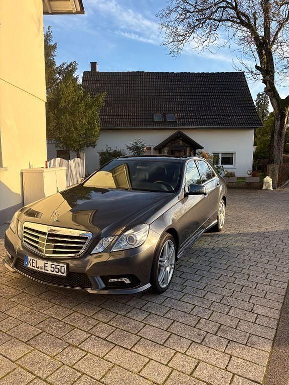 Grau Gebraucht 2010 Mercedes E500 Avantgarde Limousine | 17.999 € (Fairer Preis) - Bild 1/4