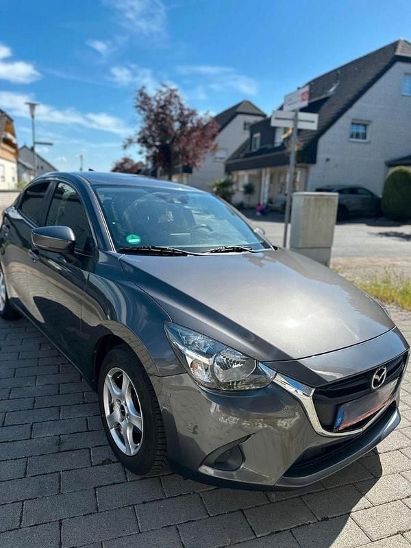 Grau Gebraucht 2017 Mazda 2 Kizoku Kleinwagen | 8.100 € (Guter Preis) - Bild 1/4
